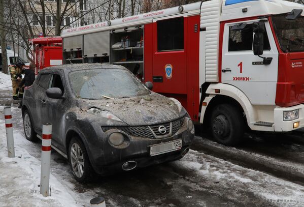 Пожарная машина и автомобиль у жилого дома на улице Зеленой в Химках, в котором произошел взрыв