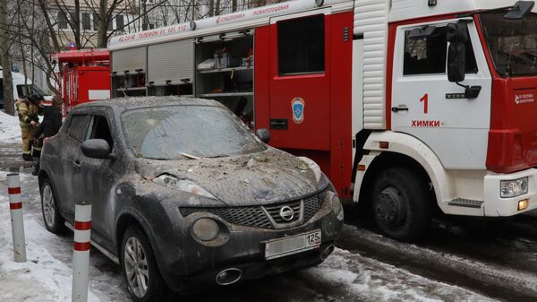 Пожарная машина и автомобиль у жилого дома на улице Зеленой в Химках, в котором произошел взрыв