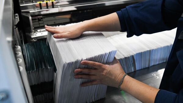 Сотрудница на линии сортировки писем в логистическом почтовом центре Почты России в Новосибирской области