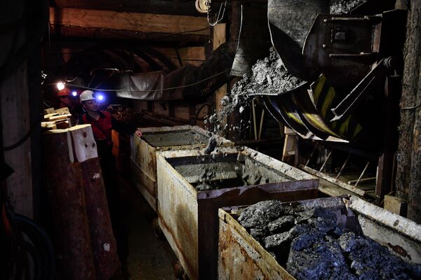 Добыча горной породы в шахте Мариинского изумрудного прииска в Свердловской области
