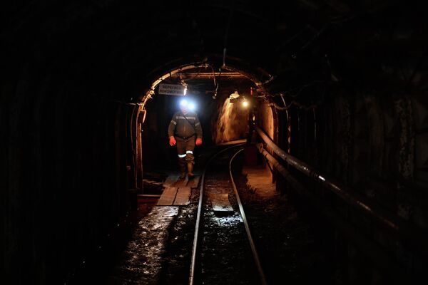 Рабочий в шахте Мариинского изумрудного прииска в Свердловской области