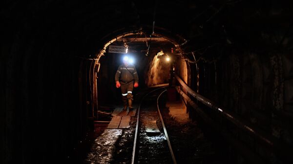 Рабочий в шахте Мариинского изумрудного прииска в Свердловской области