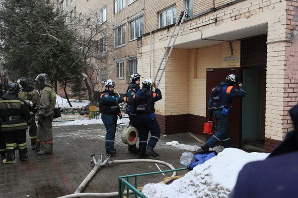 Сотрудники МЧС РФ на месте взрыва в жилом доме на улице Зеленой в Химках