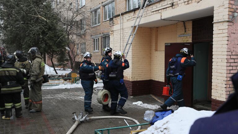 Сотрудники МЧС РФ на месте взрыва в жилом доме на улице Зеленой в Химках