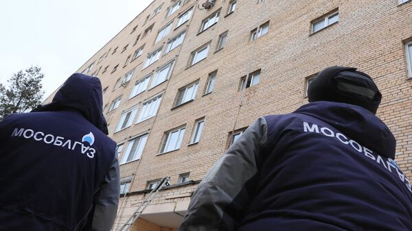 Сотрудники АО Мособлгаз на месте взрыва в жилом доме на улице Зеленой в Химках