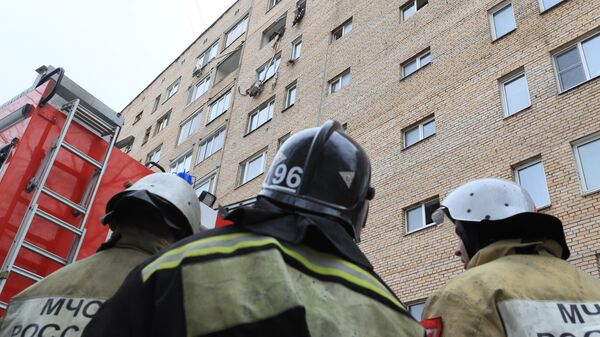 Сотрудники МЧС РФ на месте взрыва в жилом доме на улице Зеленой в Химках