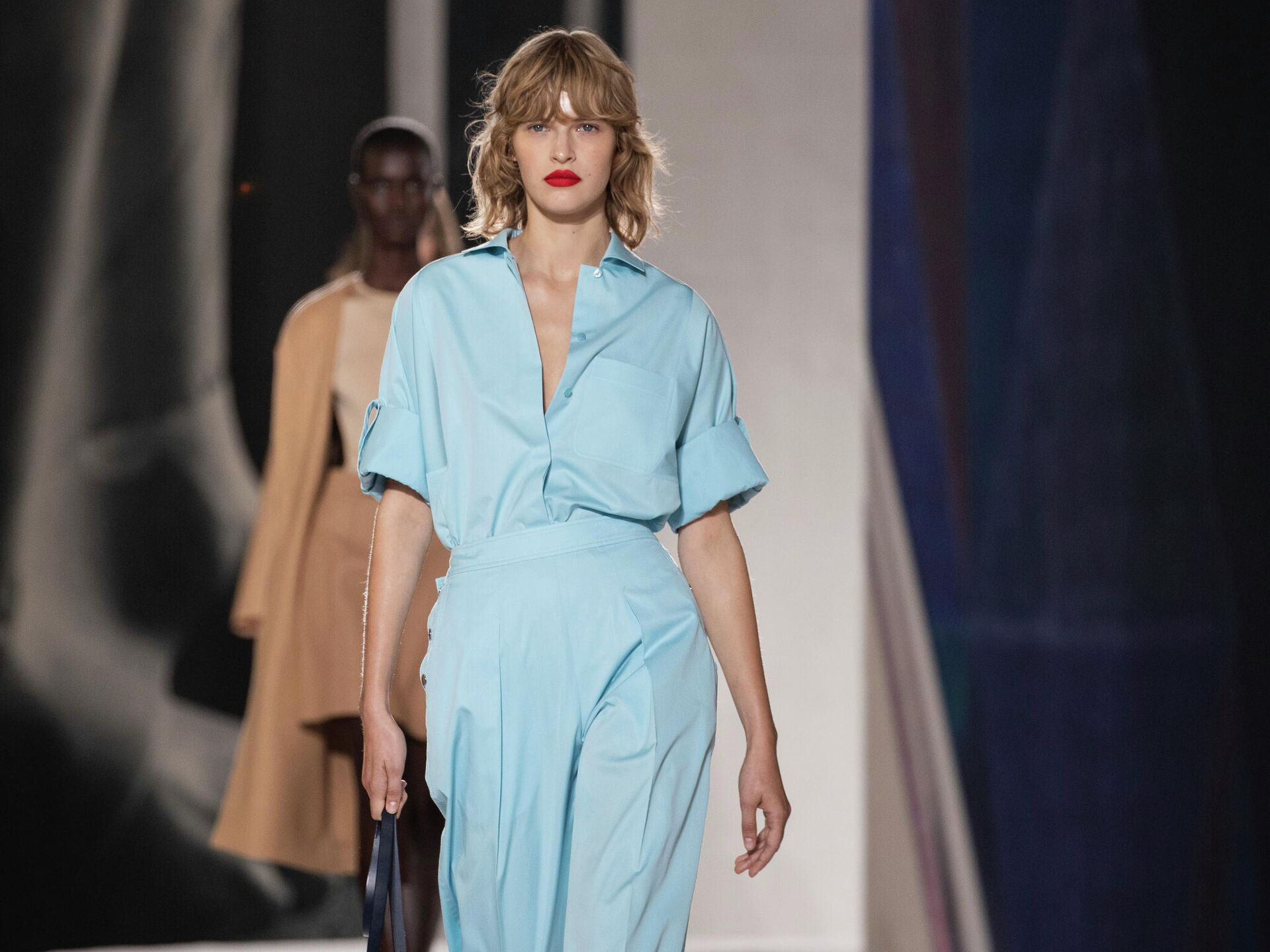 Модели во время показа коллекции Hermes в рамках Недели моды в Париже - РИА Новости, 1920, 22.12.2025