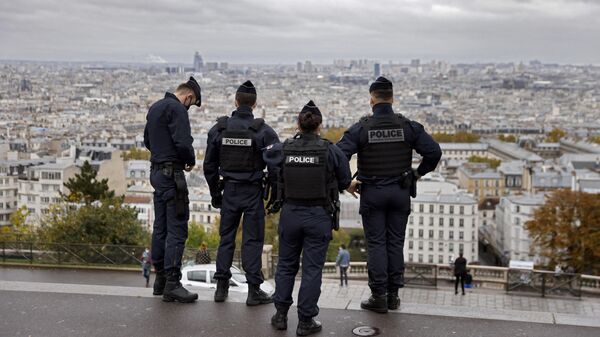 Французские полицейские патрулируют возле базилики Сакре-Кер в Париже