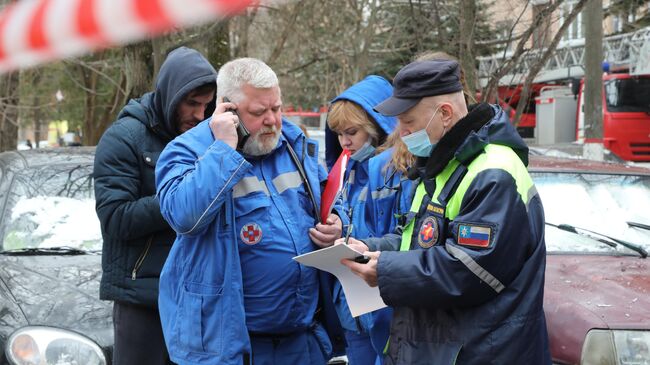 Сотрудники скорой помощи у жилого дома на улице Зеленой в Химках, пострадавшего от взрыва