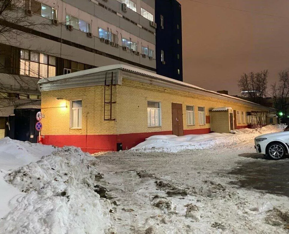 Здание на Кутузовском проспекте в Москве после сноса самовольно пристроенной мансарды - РИА Новости, 1920, 19.03.2021