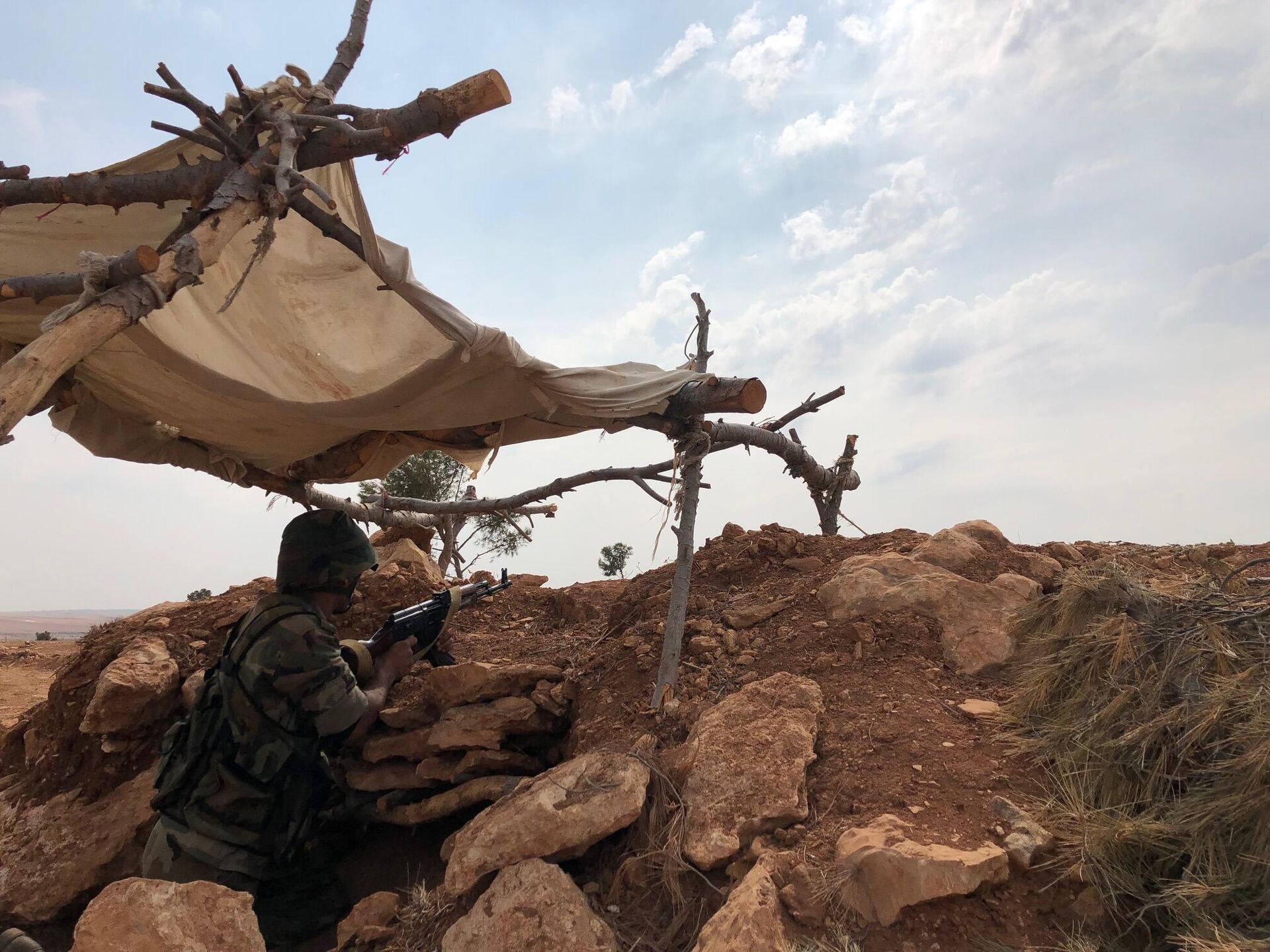 Сирийский военный на линии обороны на северо-западе района Манбидж в Сирии - РИА Новости, 1920, 19.03.2021