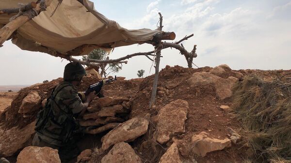 Сирийский военный на линии обороны на северо-западе района Манбидж в Сирии
