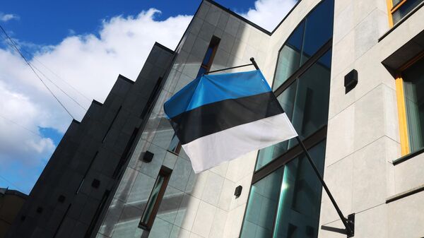 Флаг на здании посольства Эстонии в Москве