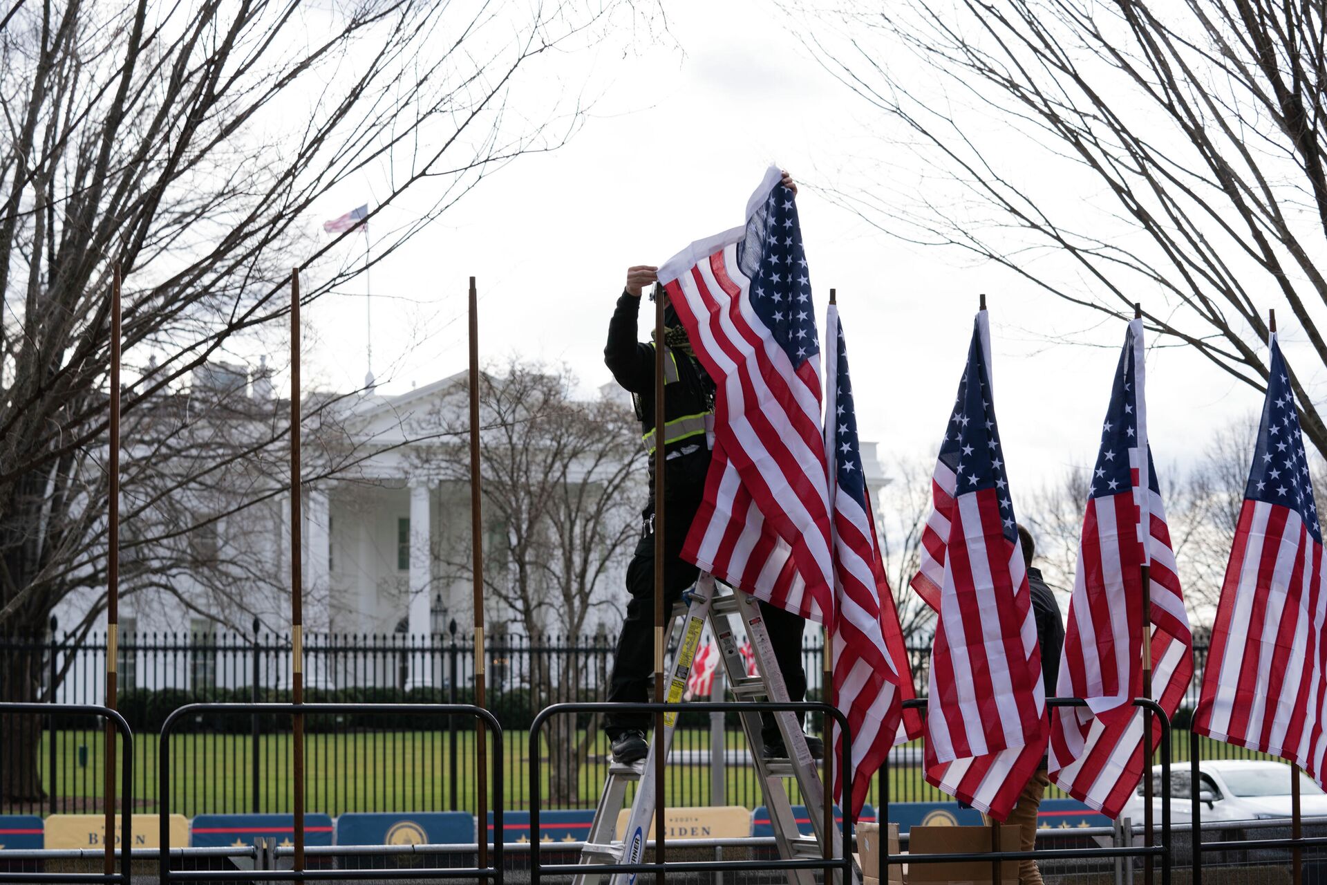 Рабочий устанавливает флаги возле Белого дома в Вашингтоне - РИА Новости, 1920, 27.04.2023