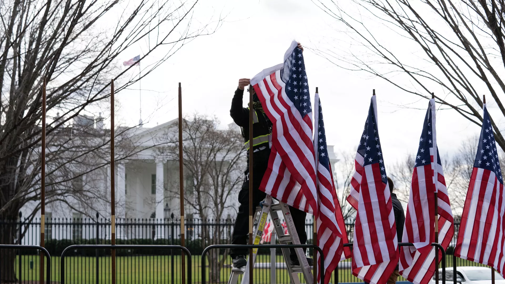 Рабочий устанавливает флаги возле Белого дома в Вашингтоне - РИА Новости, 1920, 18.02.2023