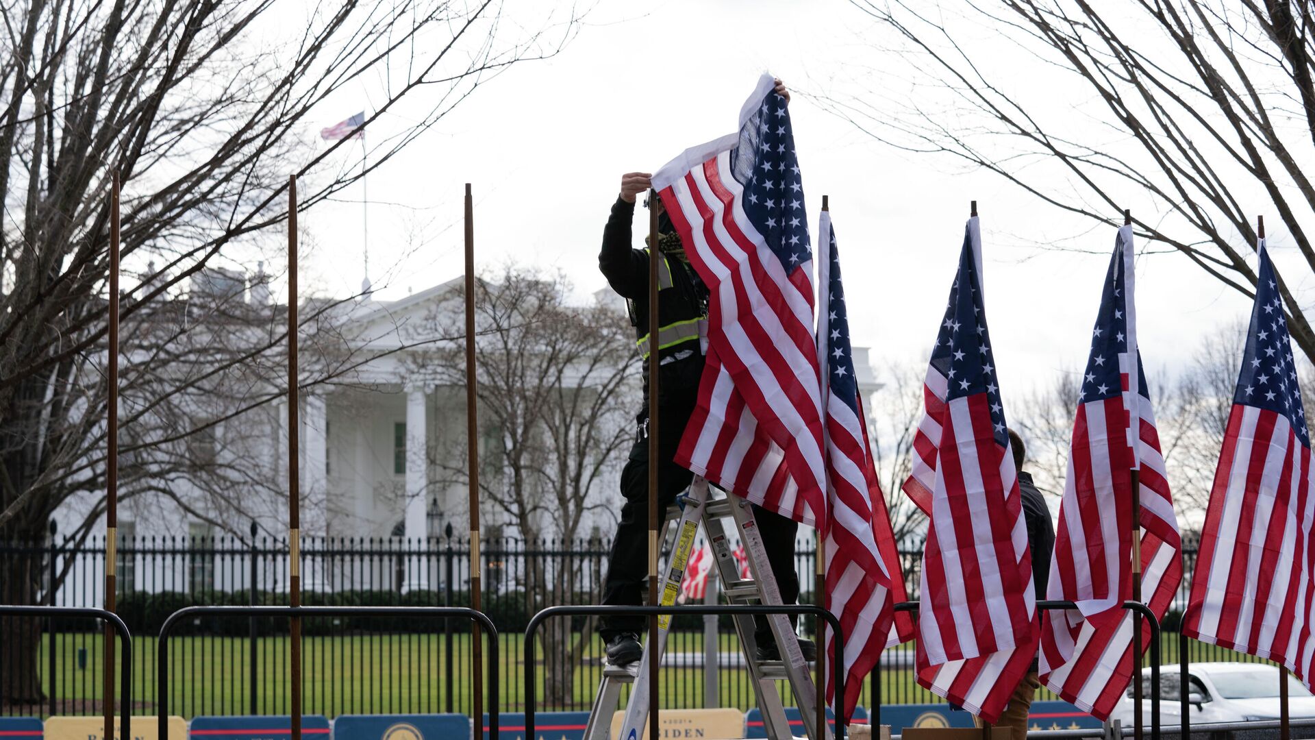 Рабочий устанавливает флаги возле Белого дома в Вашингтоне - РИА Новости, 1920, 15.01.2022