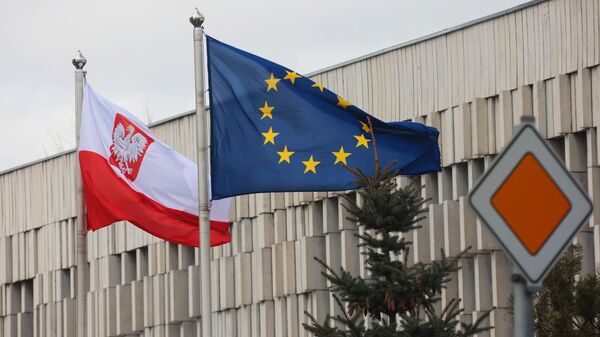 Флаги у здания посольства Польши в Москве