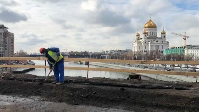 Капитальный ремонт: снятие покрытия с Большого каменного моста