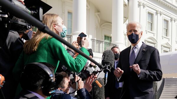 Президент США Джо Байден во время общения с журналистами