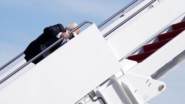 Президент США Джо Байден после падения на трапе самолета
