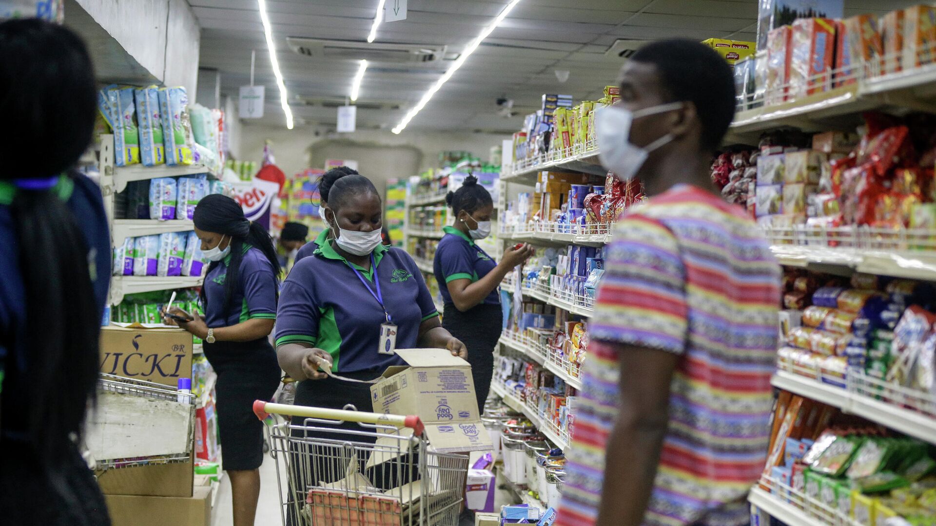 Покупатели и персонал в одном из супермаркетов Лагоса, Нигерия - РИА Новости, 1920, 26.11.2021