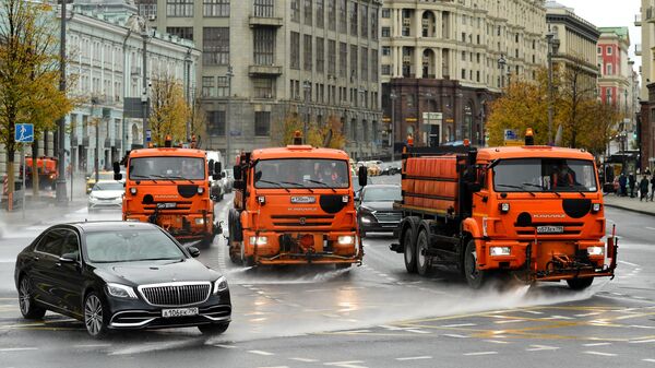 Промывка дорог и тротуаров концентрированным моющим средством в Москве