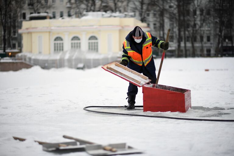 Сотруднии ГУП Мосводосток проводит работы по аэрации Патриарших прудов в Москве