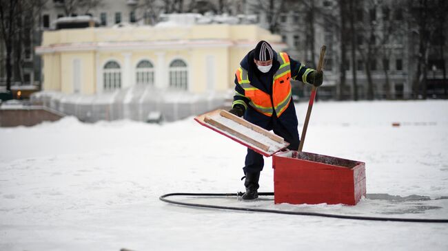 Сотруднии ГУП Мосводосток проводит работы по аэрации Патриарших прудов в Москве