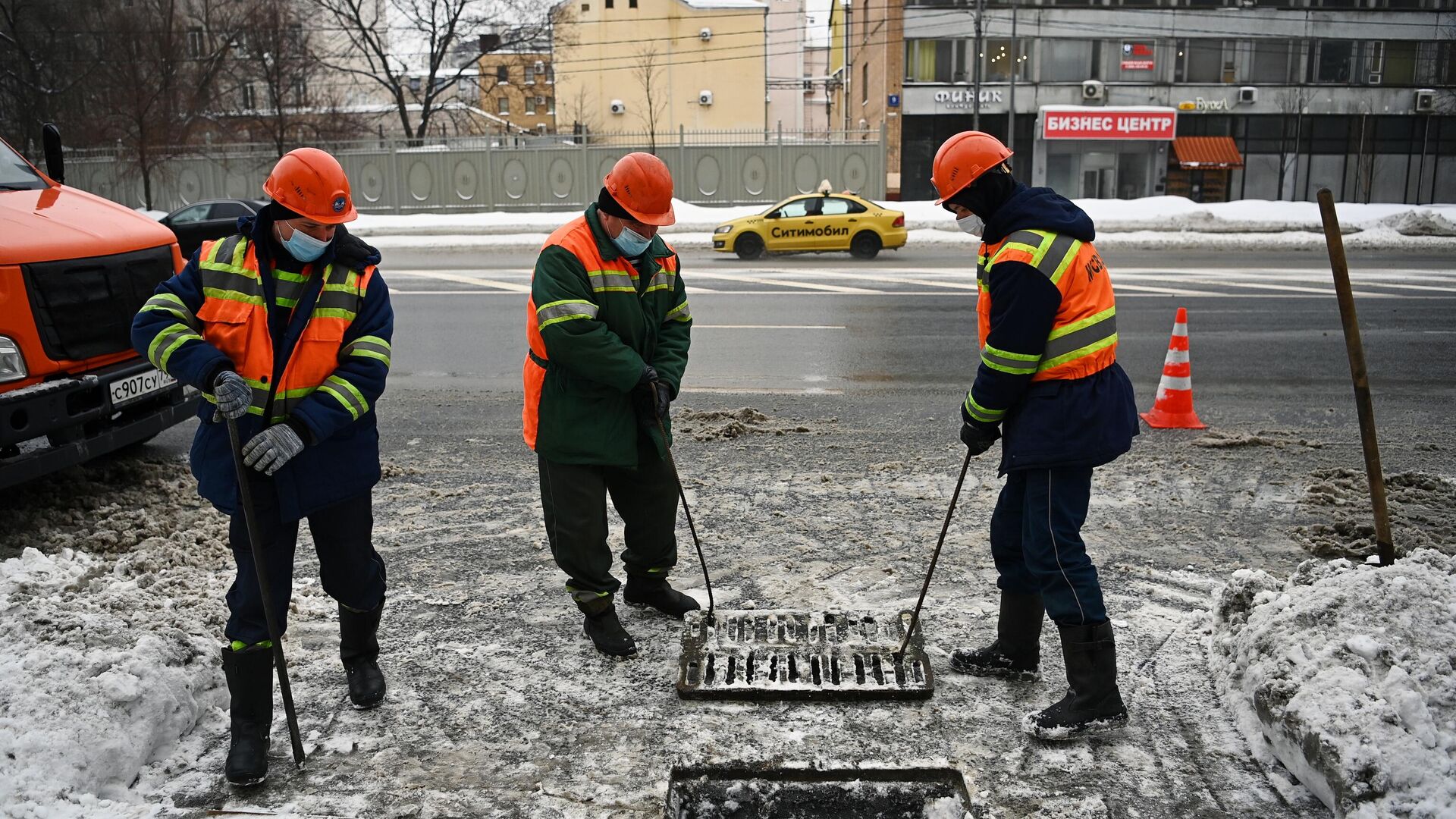 Сотрудники ГУП Мосводосток во время очистки водоприемных колодцев в Москве - РИА Новости, 1920, 08.04.2021