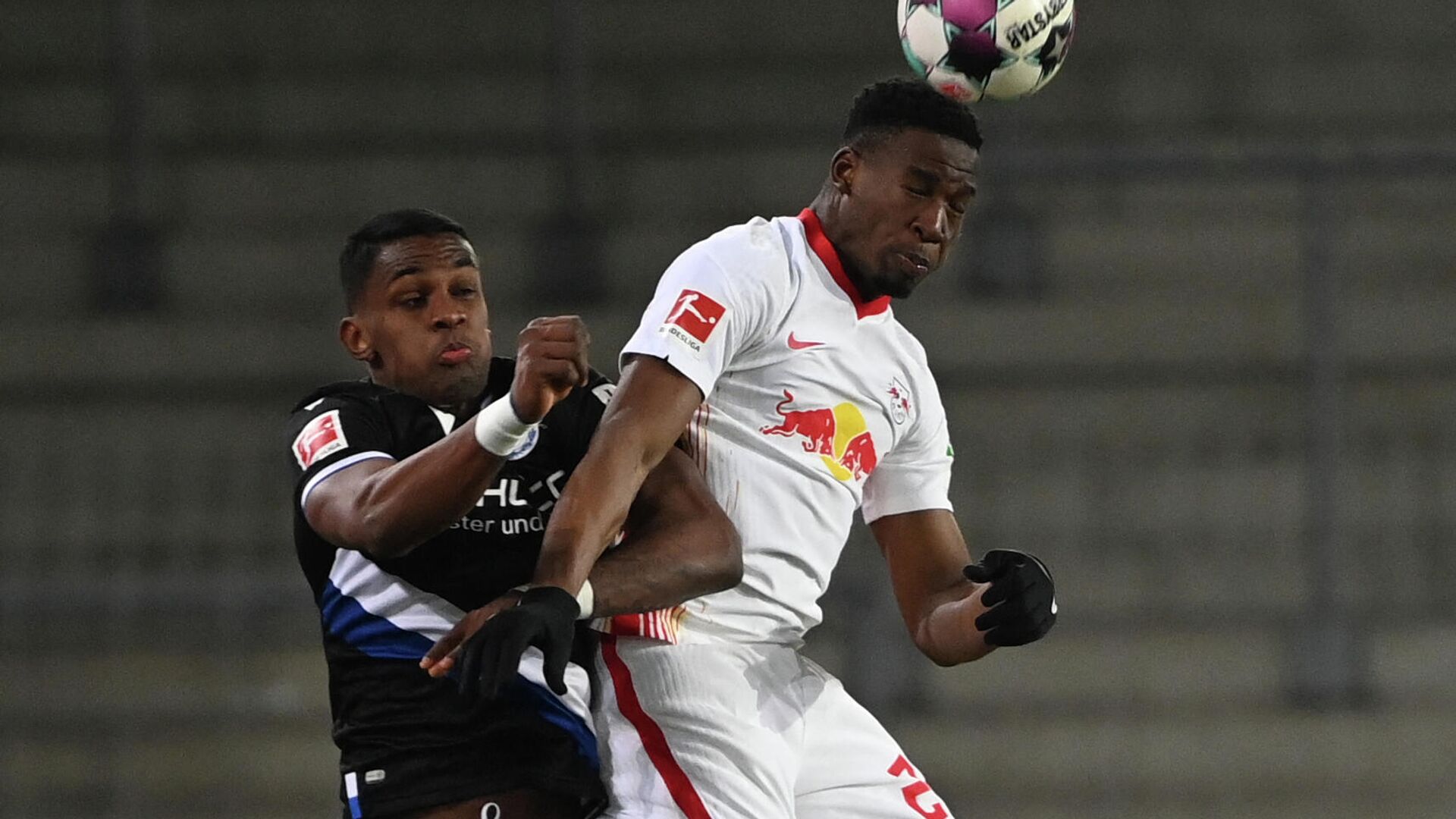 Bielefeld's Venezuelan forward Sergio Cordova and Leipzig's French defender Nordi Mukiele vie for the ball during the German first division Bundesliga football match Arminia Bielefeld v RB Leipzig  in Bielefeld, northern Germany, on March 19, 2021. (Photo by Ina Fassbender / various sources / AFP) / DFL REGULATIONS PROHIBIT ANY USE OF PHOTOGRAPHS AS IMAGE SEQUENCES AND/OR QUASI-VIDEO - РИА Новости, 1920, 20.03.2021