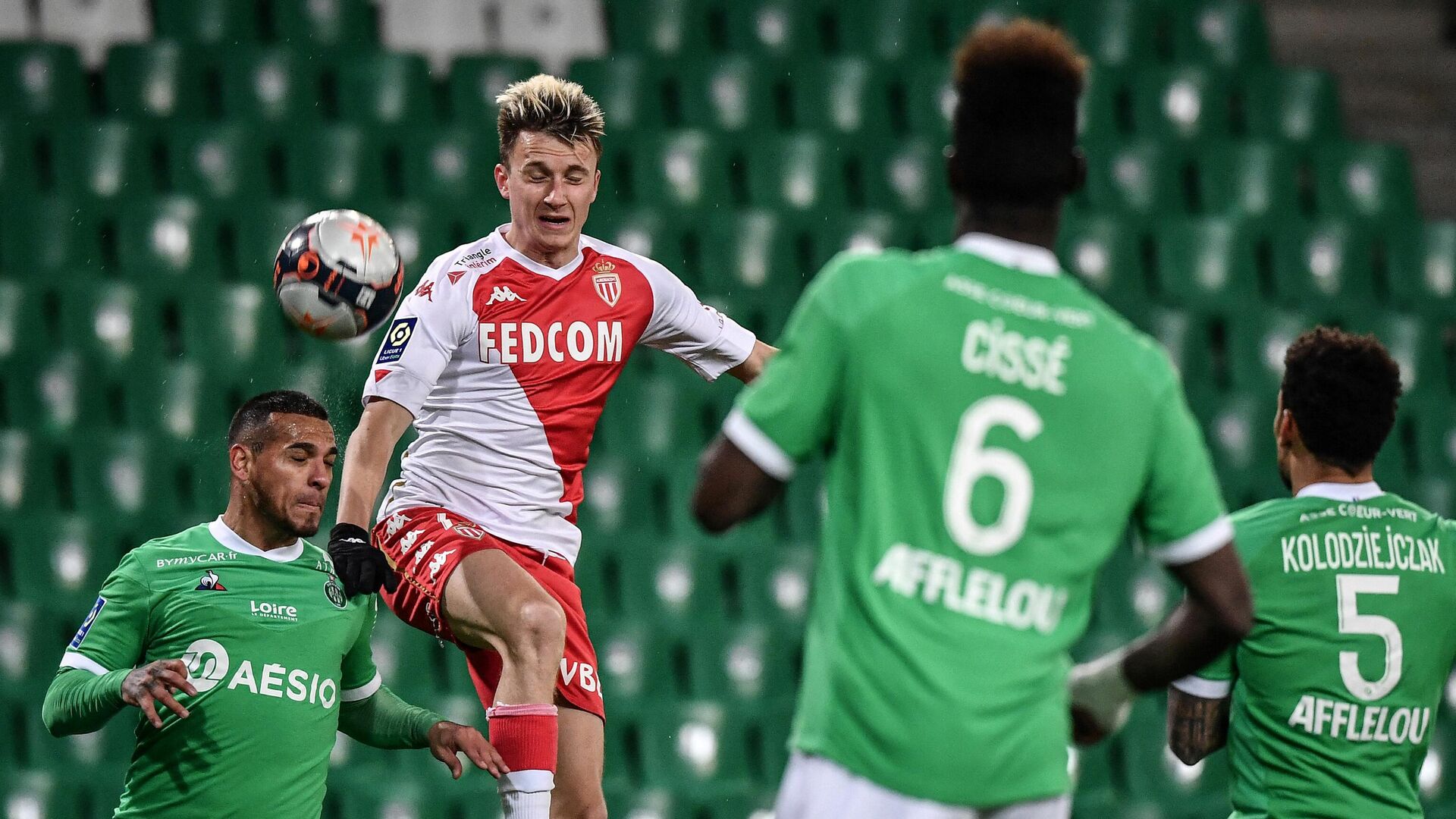 Saint-Etienne's Peruvian defender Miguel Trauco (L) fights for the ball with Monaco's Russian midfielder Aleksandr Golovin (R) during the French L1 football match, AS Saint-Etienne (ASSE) vs AS Moncao (ASM) on March 19, 2021 at Geoffroy Guichard stadium in Saint-Etienne. (Photo by JEFF PACHOUD / AFP) - РИА Новости, 1920, 20.03.2021