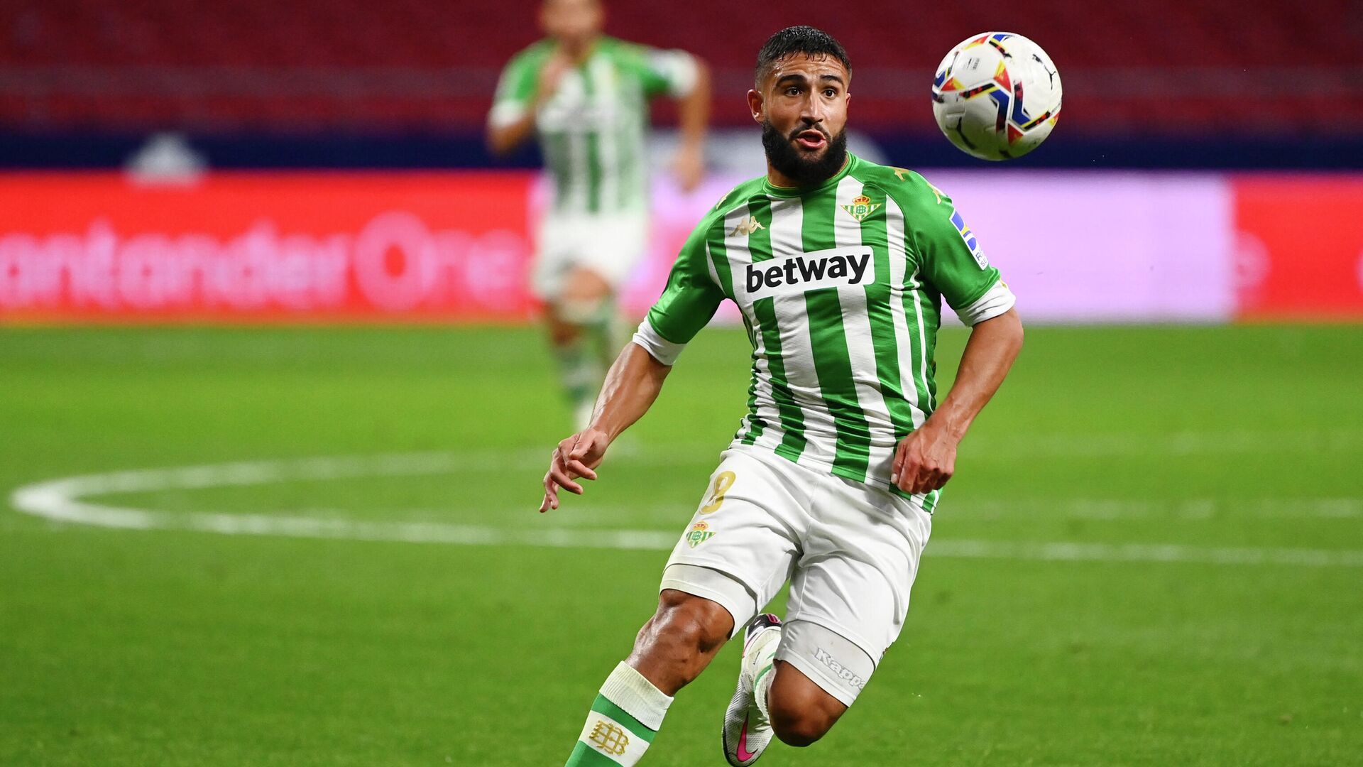 Real Betis' French midfielder Nabil Fekir controls the ball during the Spanish League football match between Atletico Madrid and Real Betis at the Wanda Metropolitan stadium in Madrid on October 24, 2020. (Photo by GABRIEL BOUYS / AFP) - РИА Новости, 1920, 20.03.2021