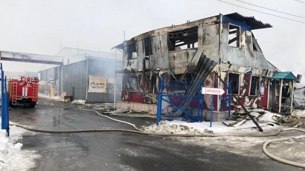 На месте пожара в административно-бытовом здании в Сургуте