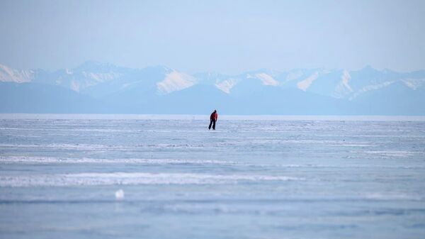 Мужчина на озере Байкал