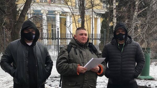Гвардия Захара Прилепина  провела в Москве акцию у резиденции американского посла в знак протеста против высказываний президента США Джо Байдена в адрес Владимира Путина