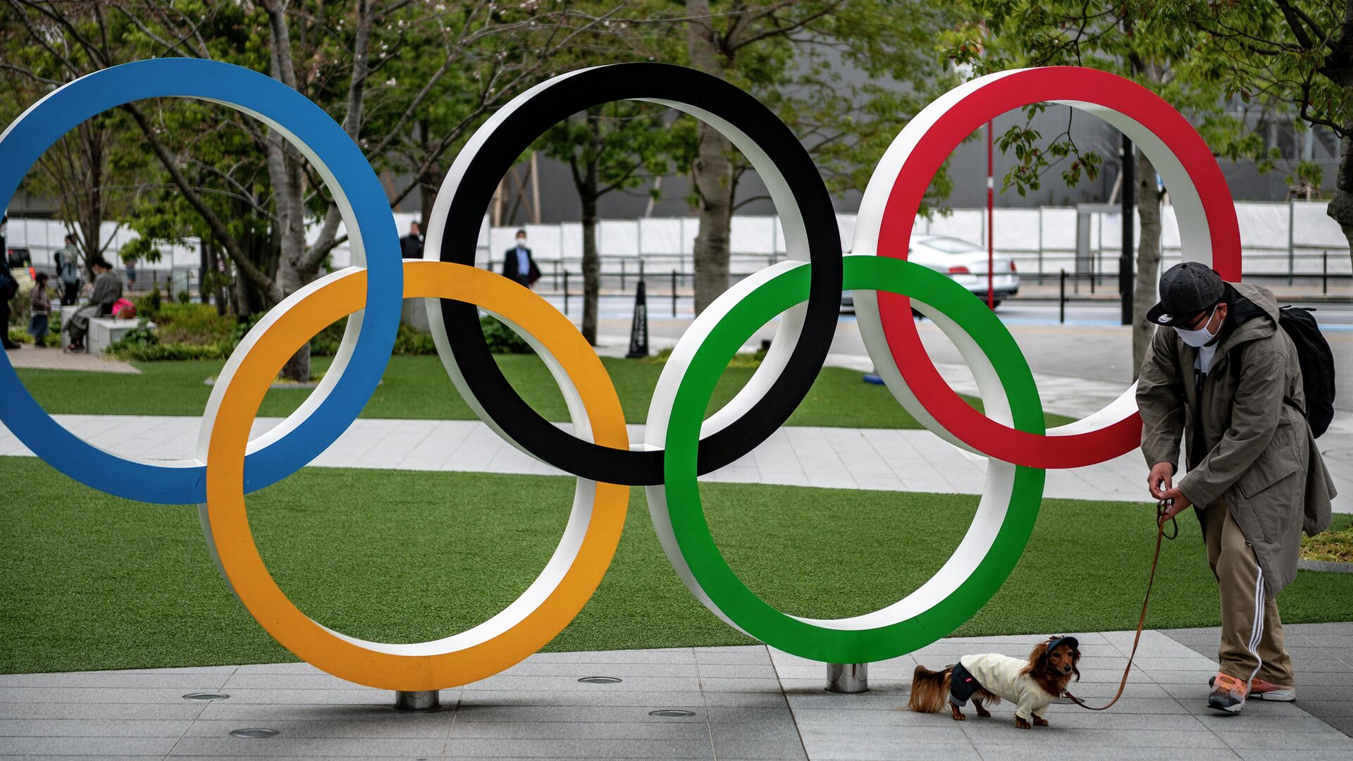 Олимпийские кольца рядом с японским олимпийским музеем в Токио - РИА Новости, 1920, 20.03.2021