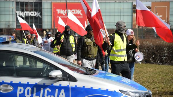 Участники акции против карантинных ограничений в Варшаве