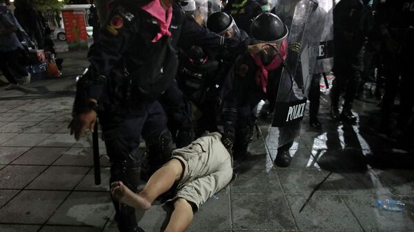 Действия полиции во время антиправительственной демонстрации в Бангкоке, Таиланд