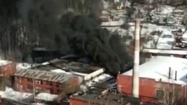 Густой черный дым валит от пожара на стеклозаводе в Химках 