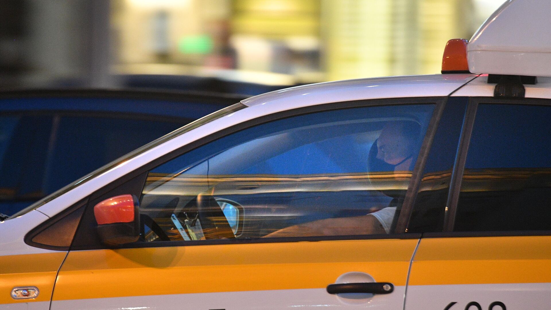 Водитель в защитной маске в автомобиле Яндекс такси на Тверской улице - РИА Новости, 1920, 10.04.2021