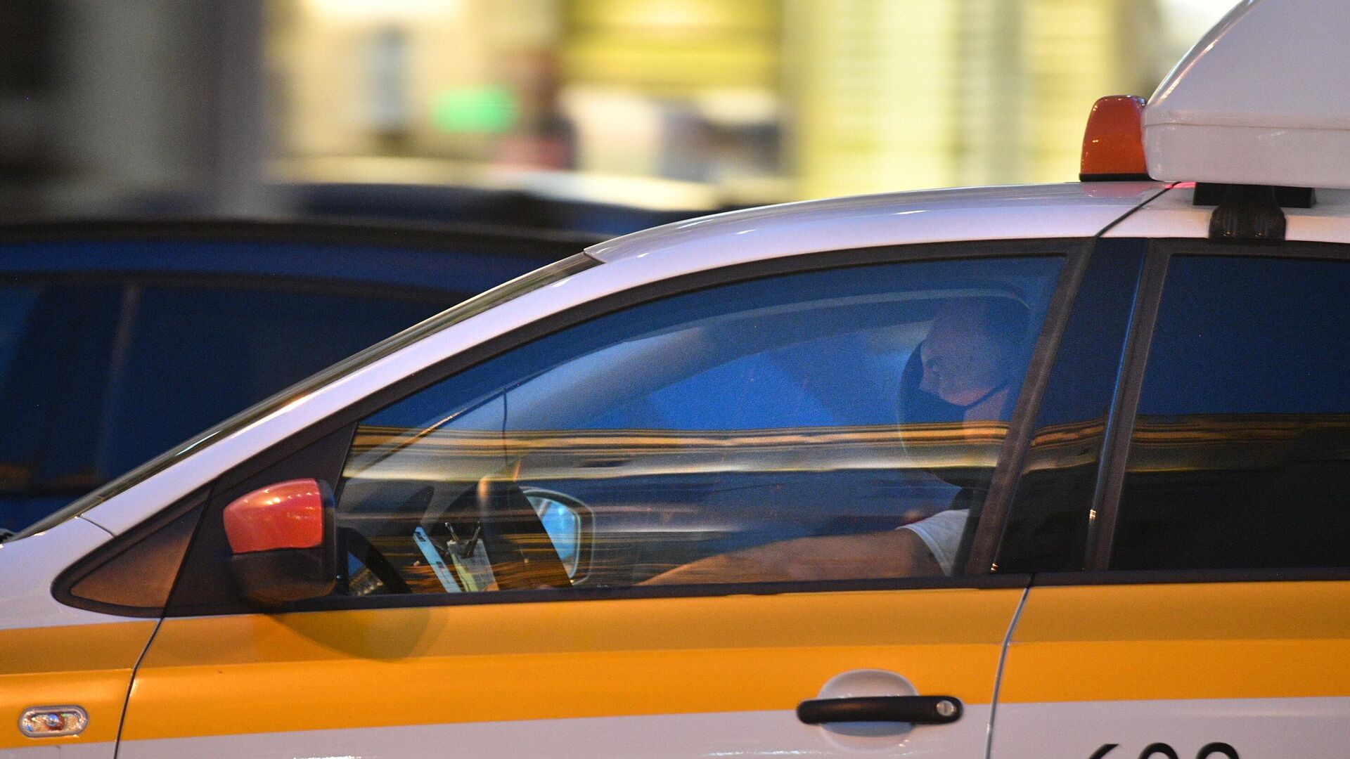 Водитель в защитной маске в автомобиле Яндекс такси на Тверской улице - РИА Новости, 1920, 24.01.2022