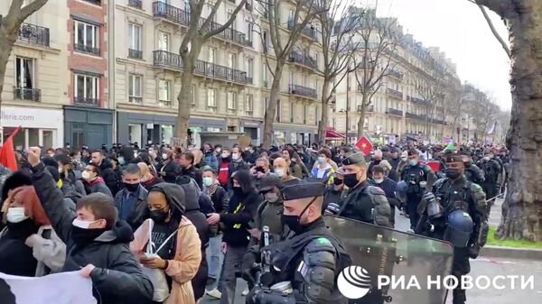 Массовая акция в Париже против полицейского насилия