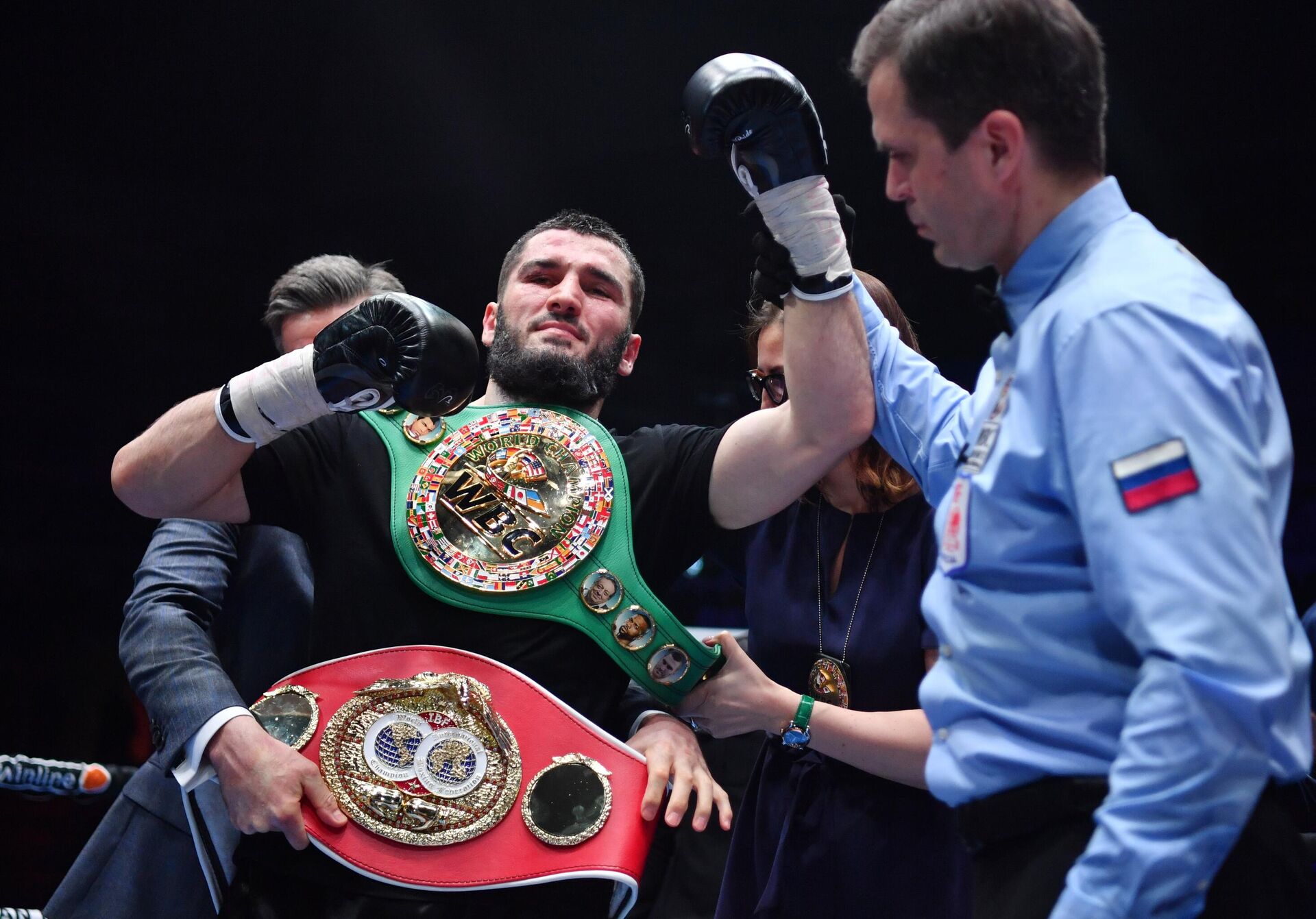 Артур Бетербиев (Россия) после победы в поединке по версиям WBC и IBF в полутяжелом весе над Адамом Дайнесом (Германия) на арене дворца спорта Мегаспорт в Москве. - РИА Новости, 1920, 21.03.2021