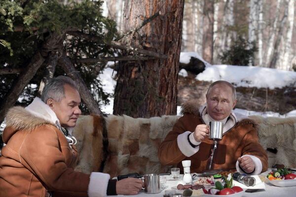 Президент РФ Владимир Путин и министр обороны РФ Сергей Шойгу во время отдыха в тайге