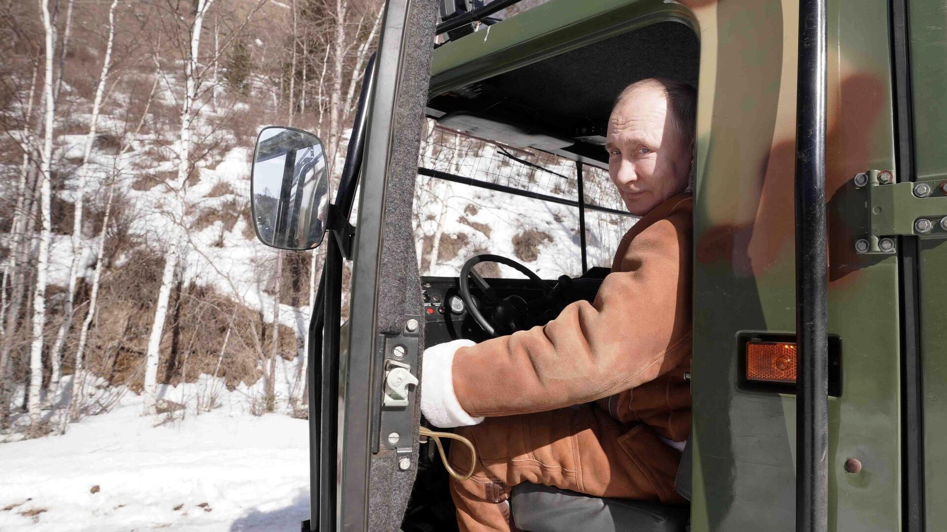 Президент РФ Владимир Путин управляет вездеходом во время прогулки в тайге - РИА Новости, 1920, 22.03.2021