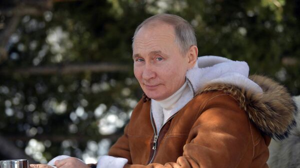 Путин рассказал, как рубил лес в тайге