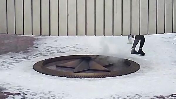 Кадр видео камеры наблюдения с потухшим Вечным огнем в Тольятти