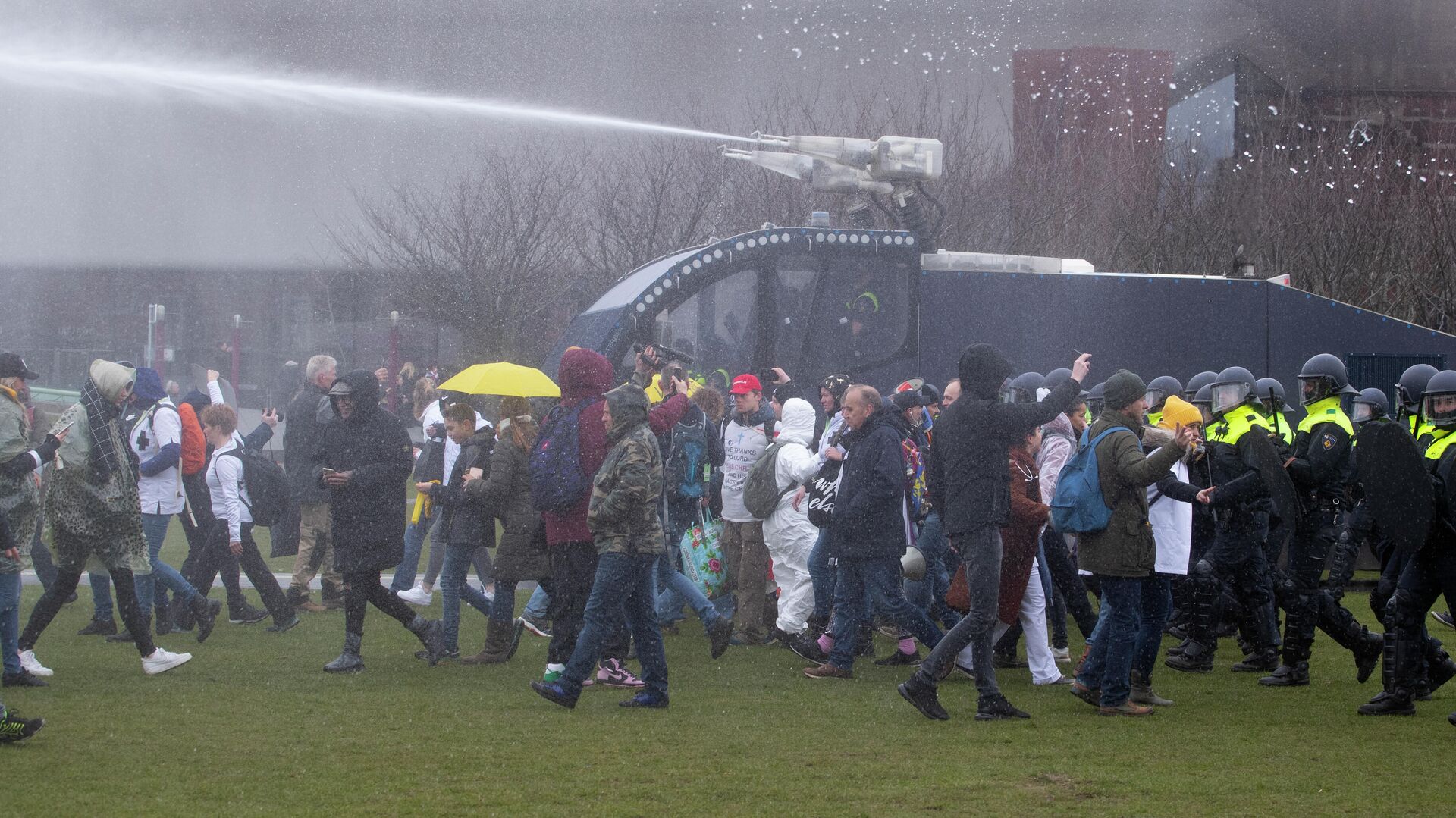 Полиция разгоняет водометами протестующих против ограничительных мер, связанных с коронавирусом, Амстердам - РИА Новости, 1920, 21.03.2021