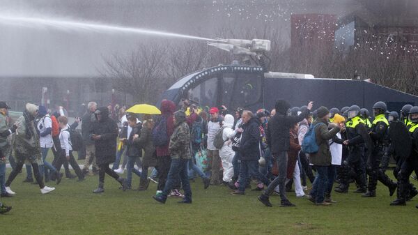 Полиция разгоняет водометами протестующих против ограничительных мер, связанных с коронавирусом, Амстердам