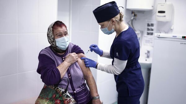 Жительница Симферополя прививается от коронавируса вакциной Спутник-V 